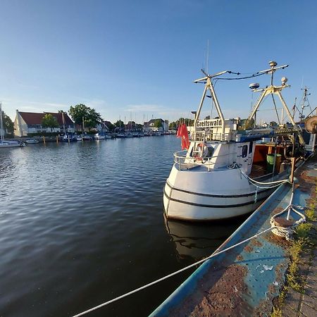 Hochwertige Ferienwohnung Direkt Am Wasser Mit Balkon グライフスヴァルト エクステリア 写真