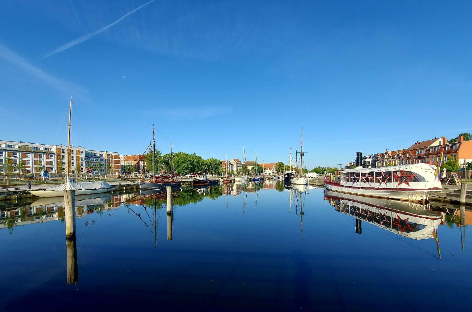 Hochwertige Ferienwohnung Direkt Am Wasser Mit Balkon グライフスヴァルト エクステリア 写真