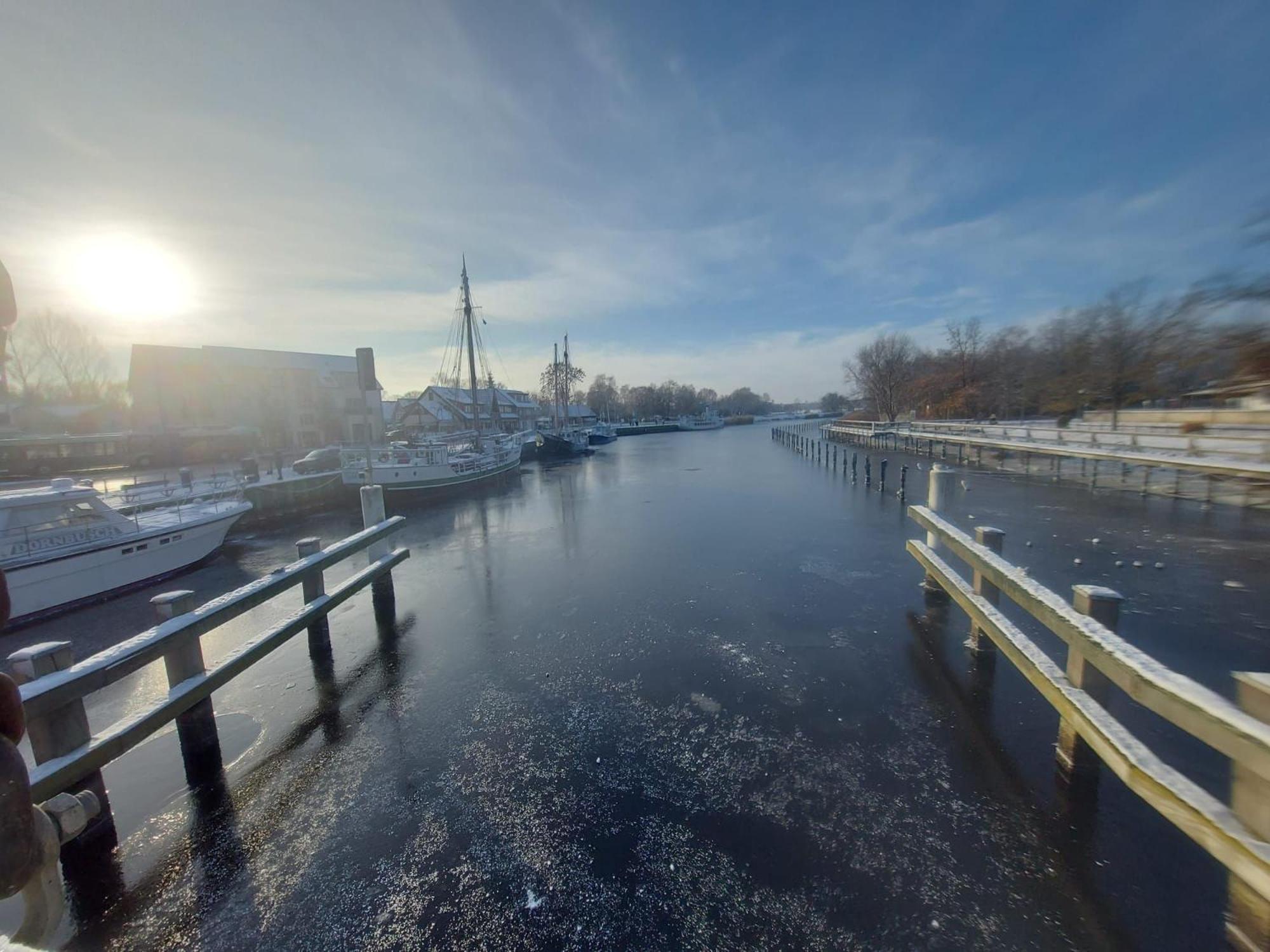Hochwertige Ferienwohnung Direkt Am Wasser Mit Balkon グライフスヴァルト エクステリア 写真