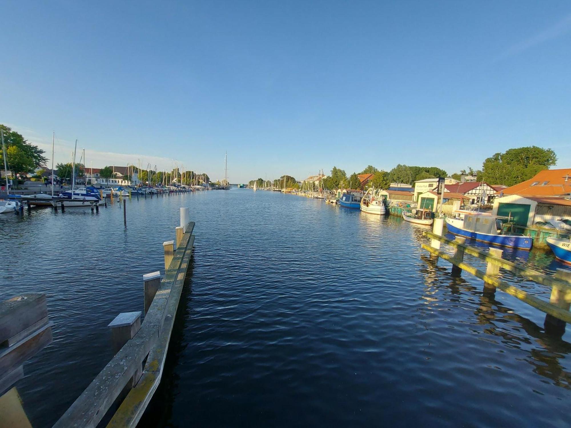 Hochwertige Ferienwohnung Direkt Am Wasser Mit Balkon グライフスヴァルト エクステリア 写真