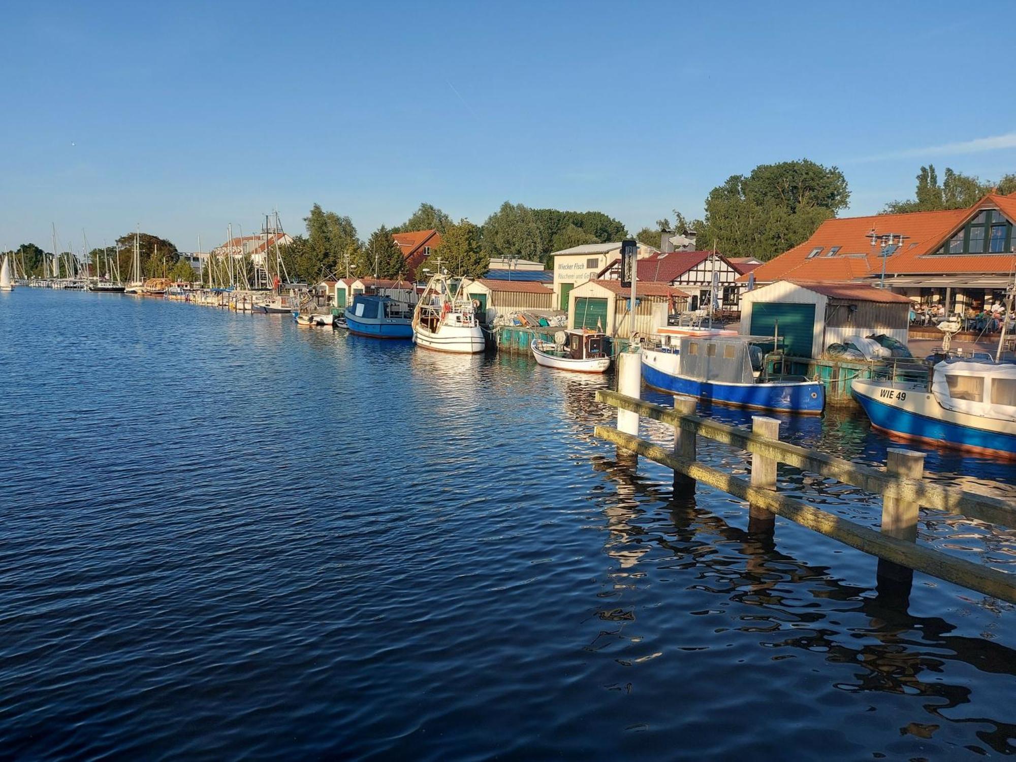 Hochwertige Ferienwohnung Direkt Am Wasser Mit Balkon グライフスヴァルト エクステリア 写真